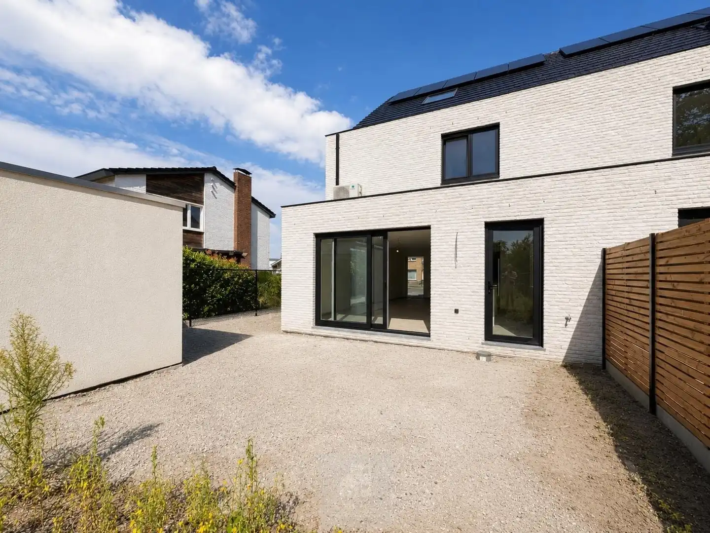 Zeer ruime en moderne halfopen nieuwbouwwoning foto 16