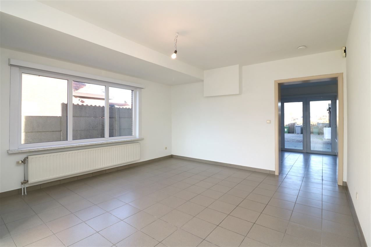 Woning met 2 slpk, terras, autostaanplaats onder de carport foto 5