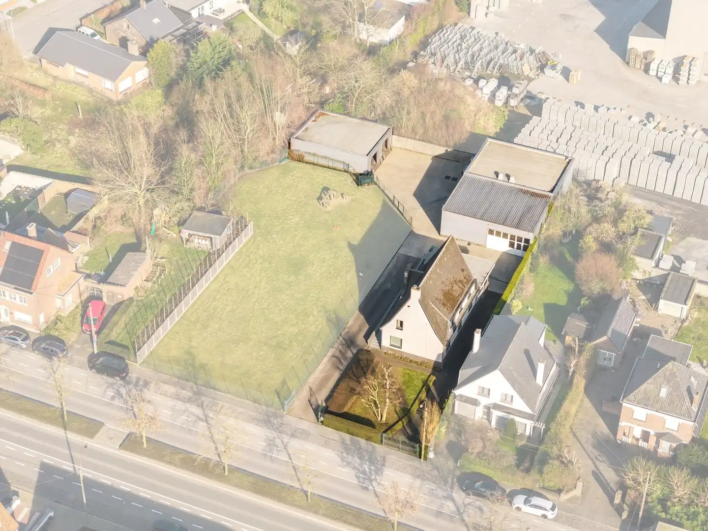 Unieke eigendom met vrijstaande woning met kantoor, loods en een grote dubbele garage foto 27