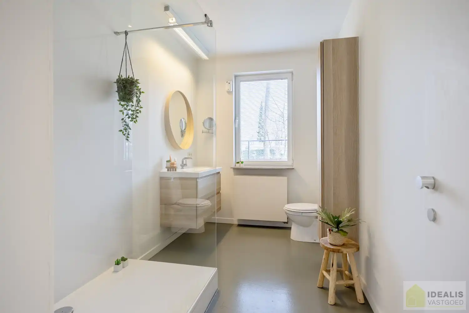STATIG, STRAK EN UITERST RUIM COMPLEX MET HOOGSTAANDE AFWERKING EN OOG VOOR DETAIL. MOMENTEEL VOORZIEN VAN 3 SLAAPKAMERS, RIANTE LEEFRUIMTES ÉN UNIEKE LANDSCAPE KANTOORRUIMTES OP RESIDENTIËLE DOCH GUNSTIGE LOCATIE!! Dit exclusieve complex omvat maar liefst +-400m² netto bewoonbare oppervlakte! Kenmerkend aan dit statige pand is de unieke voorgevel die bezet is met keramische kunst van Pieter Stockmans. Gelegen op een residentiële locatie in een rustige woonstraat doch op enkele minuten van het centrum van Genk! foto 33