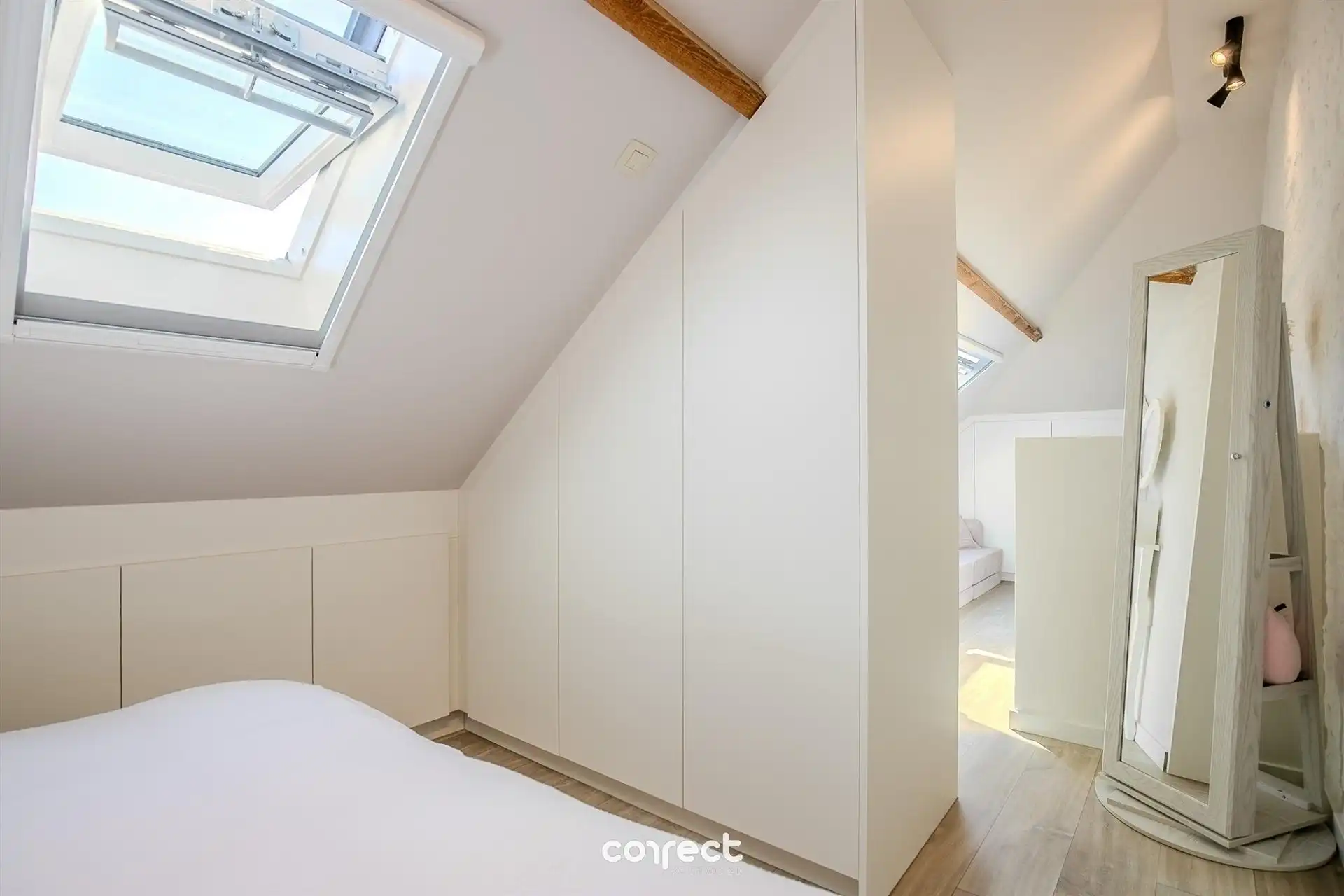 Halfopen bebouwing met oprit, garage, tuin en 3 slaapkamers. foto 10