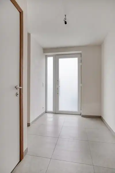 Prachtige, verrassend ruime nieuwbouwwoning met 3 slaapkamers én inpandige garage te koop in Dentergem! foto 2