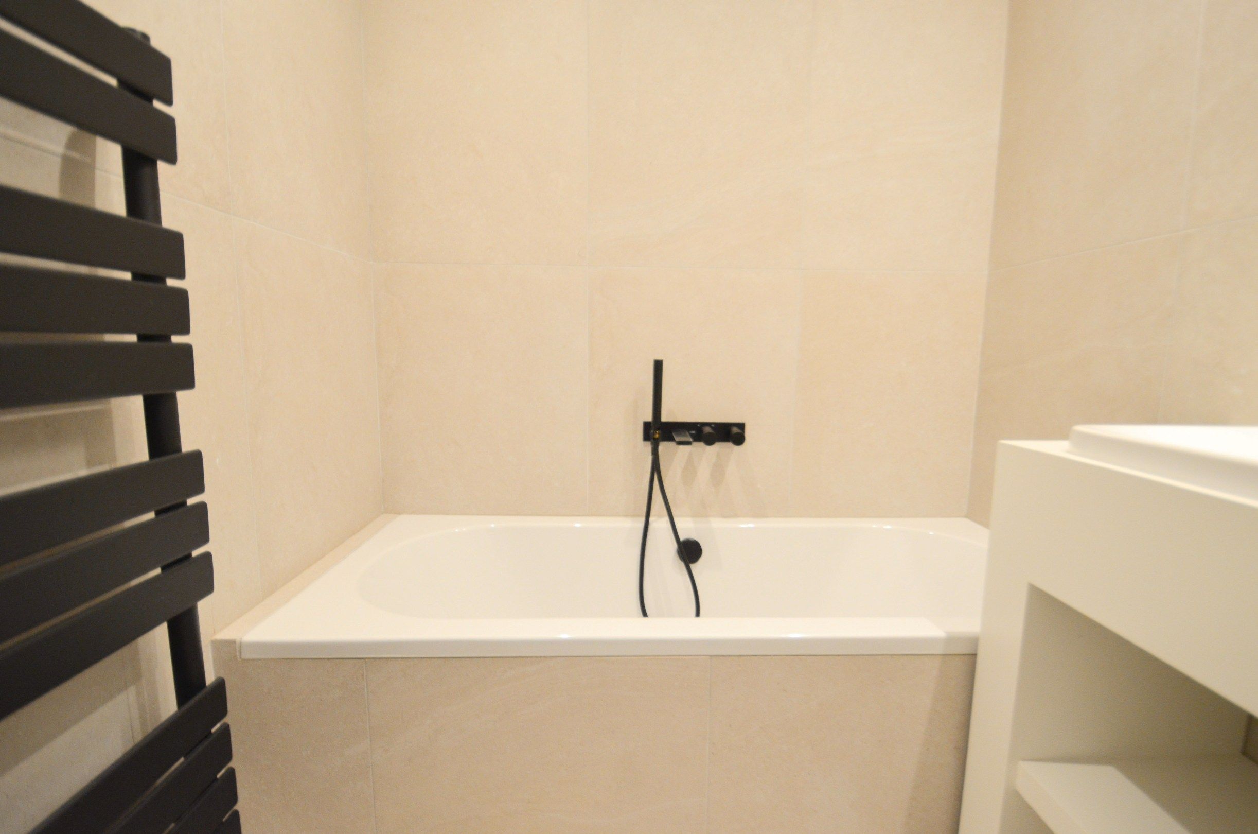 Volledig gerenoveerd, lichtrijk appartement op wandelafstand van zee en het commercieel centrum. foto 18