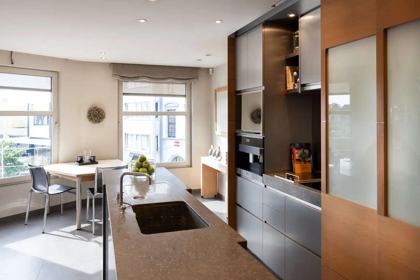 Klassevol appartement met aangenaam zicht op de Markt. foto 6