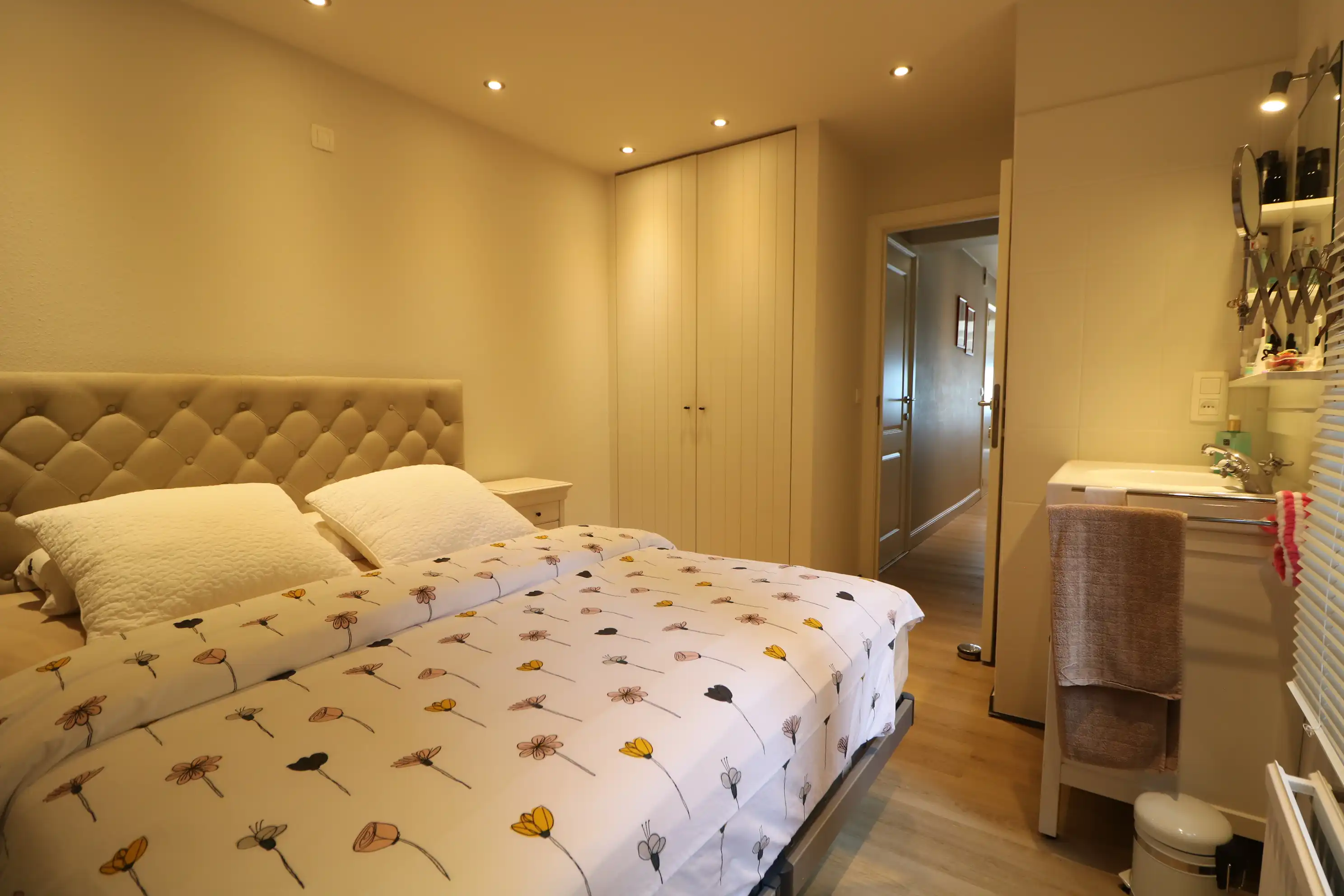 Instapklaar 2-slaapkamerappartement met zicht op zee.  foto 8