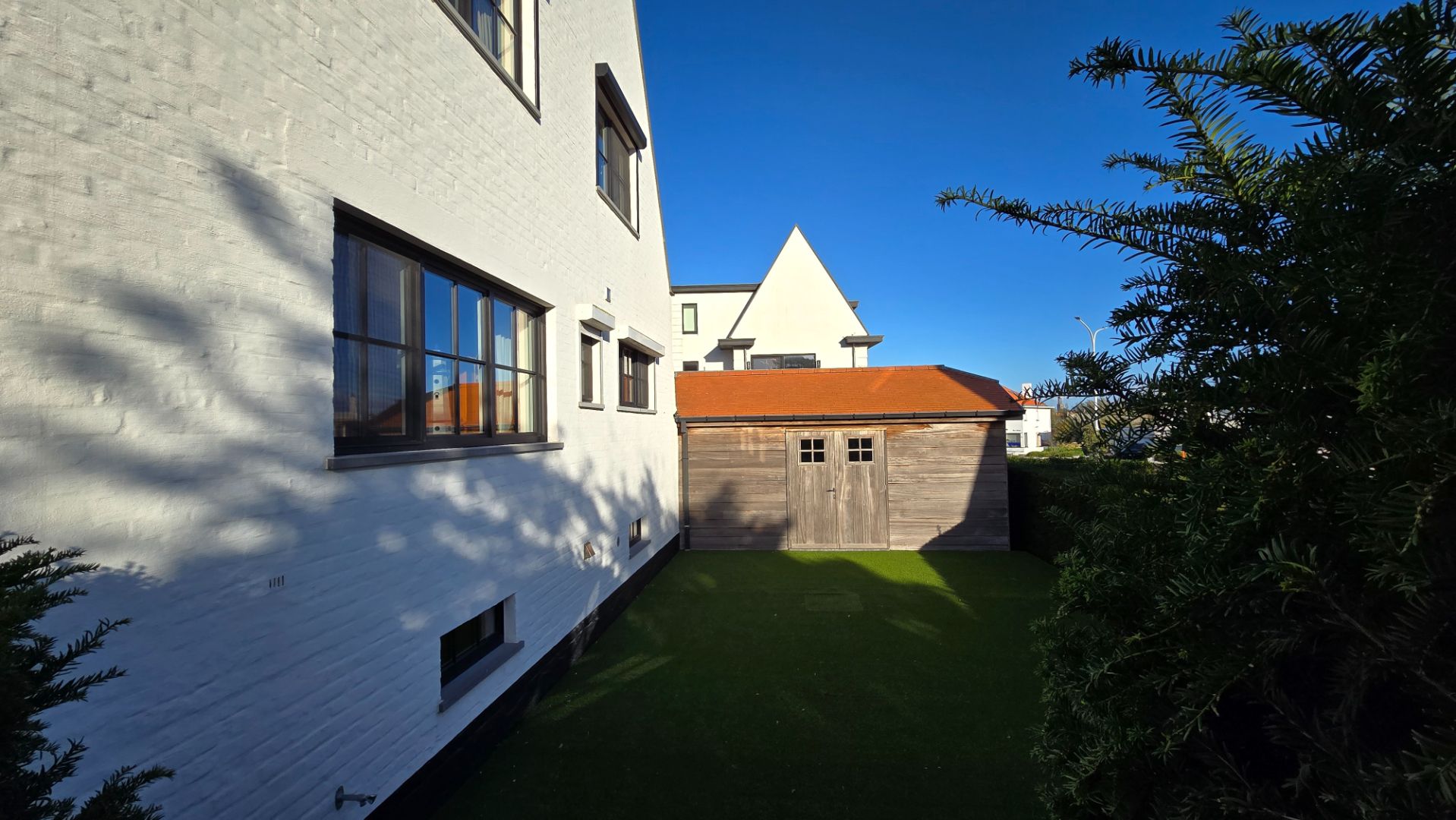 Charmante woning met 5 volwaardige slaapkamers, zonne terras en tuin met garagebox op enkele minuten van de zeedijk. foto 22