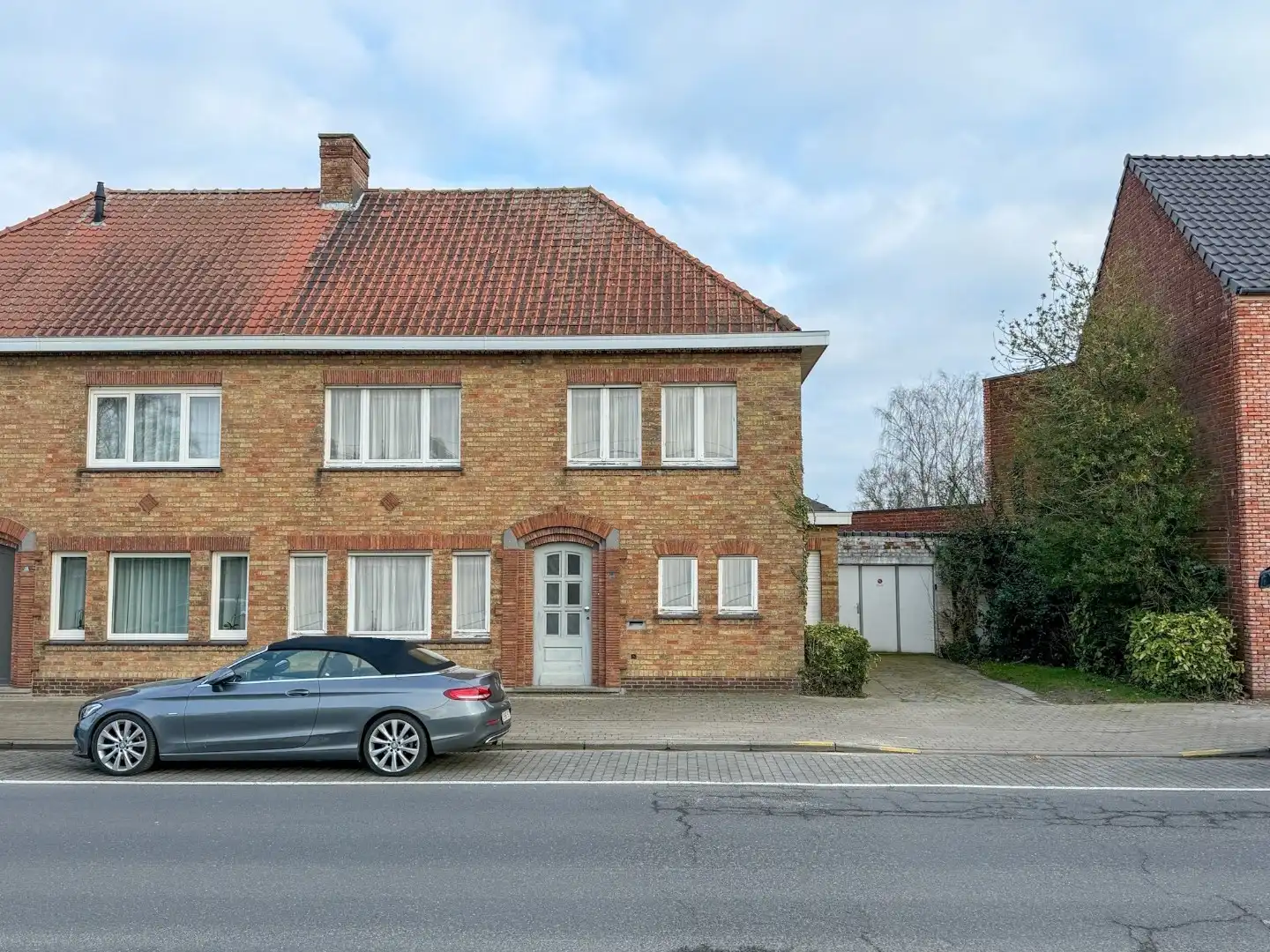 Hoofdfoto van de publicatie: Te renoveren gezinswoning (433 m²), 3 slpk, garage en tuin, Torhout