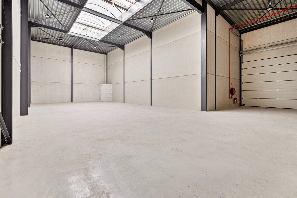 Zeer goed gelegen KMO-unit van ± 257m² foto 2