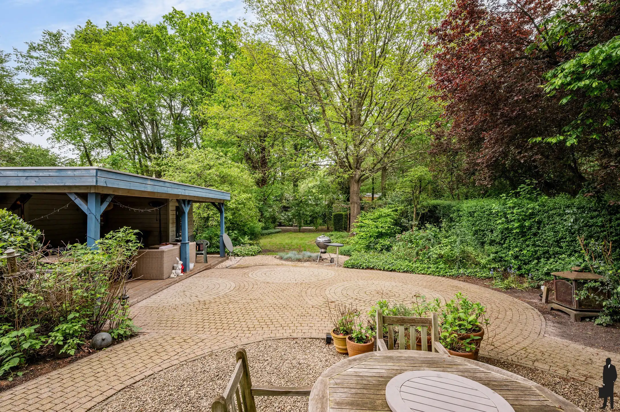 Verrassend ruime instapklare woning (2000) met prachtige, groene tuin met volwassen bomen en optimale privacy.  foto 6