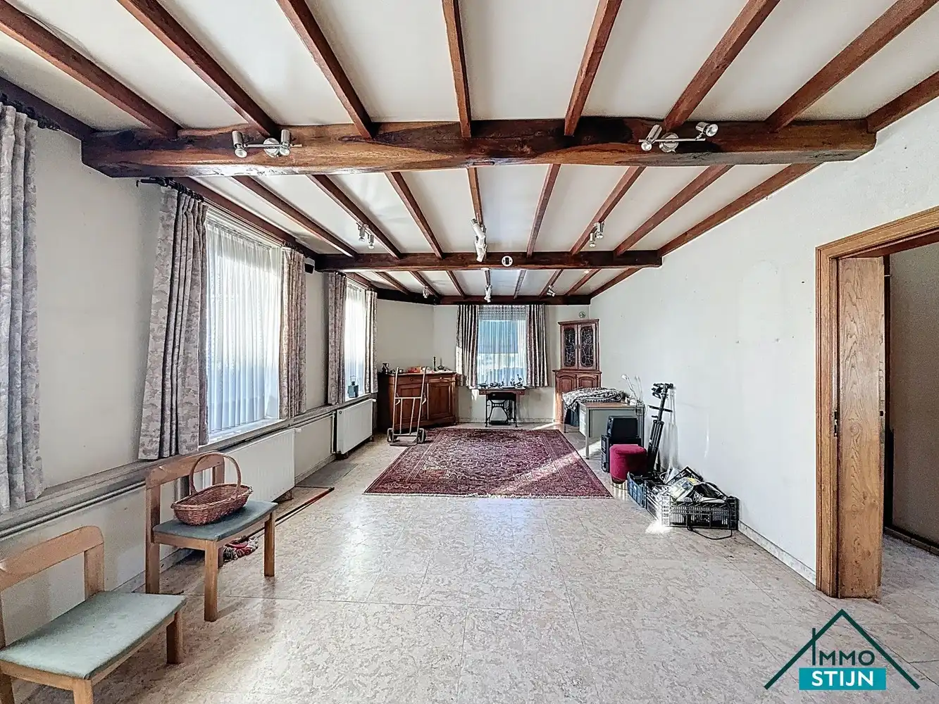 Ruime te renoveren woning met veel potentieel foto 5