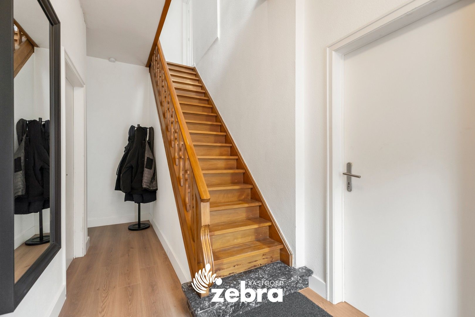 Ruime, gerenoveerde woning met 5 slaapkamers en bijgebouw te Koolskamp! foto 3