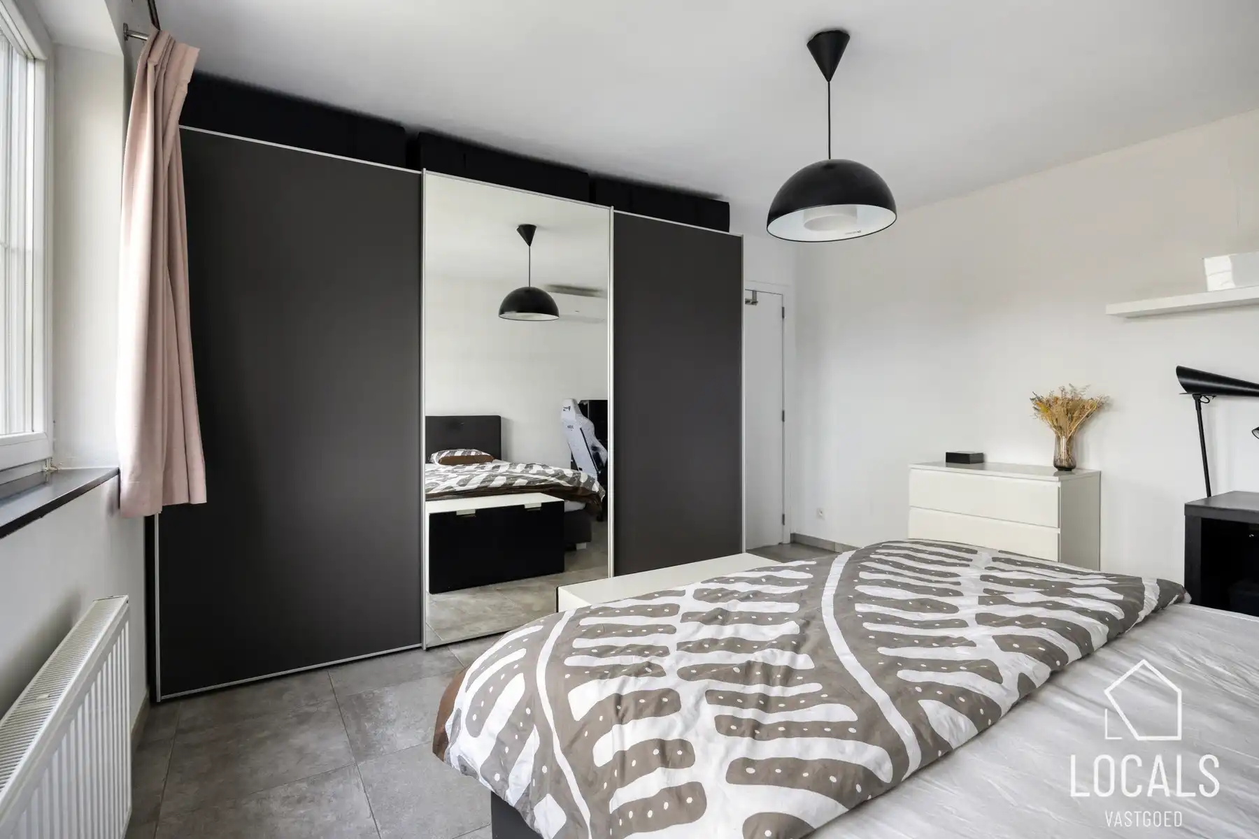 Recente instapklare HOB met garage, tuin en 3 slaapkamers foto 14