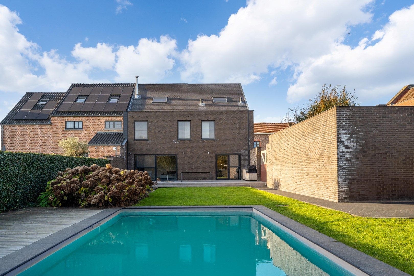 Moderne gezinswoning met 3 slaapkamers en zwembad - Energielabel B foto 3