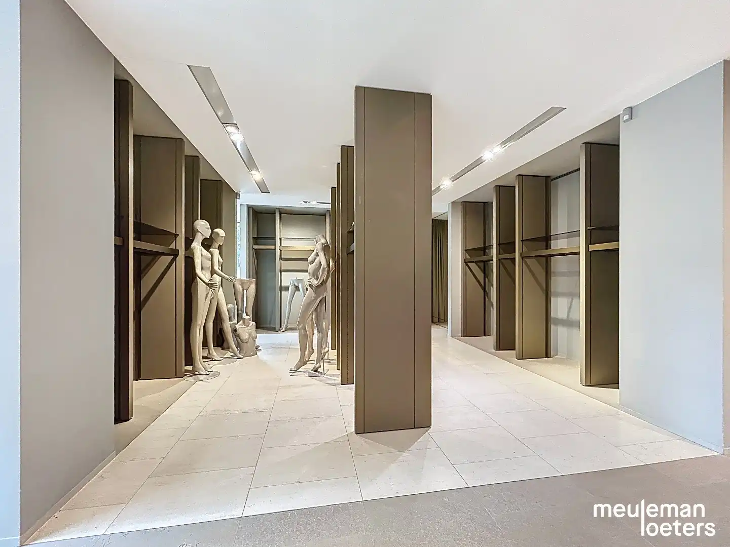 Unieke winkelruimte in het commercieel centrum foto 16