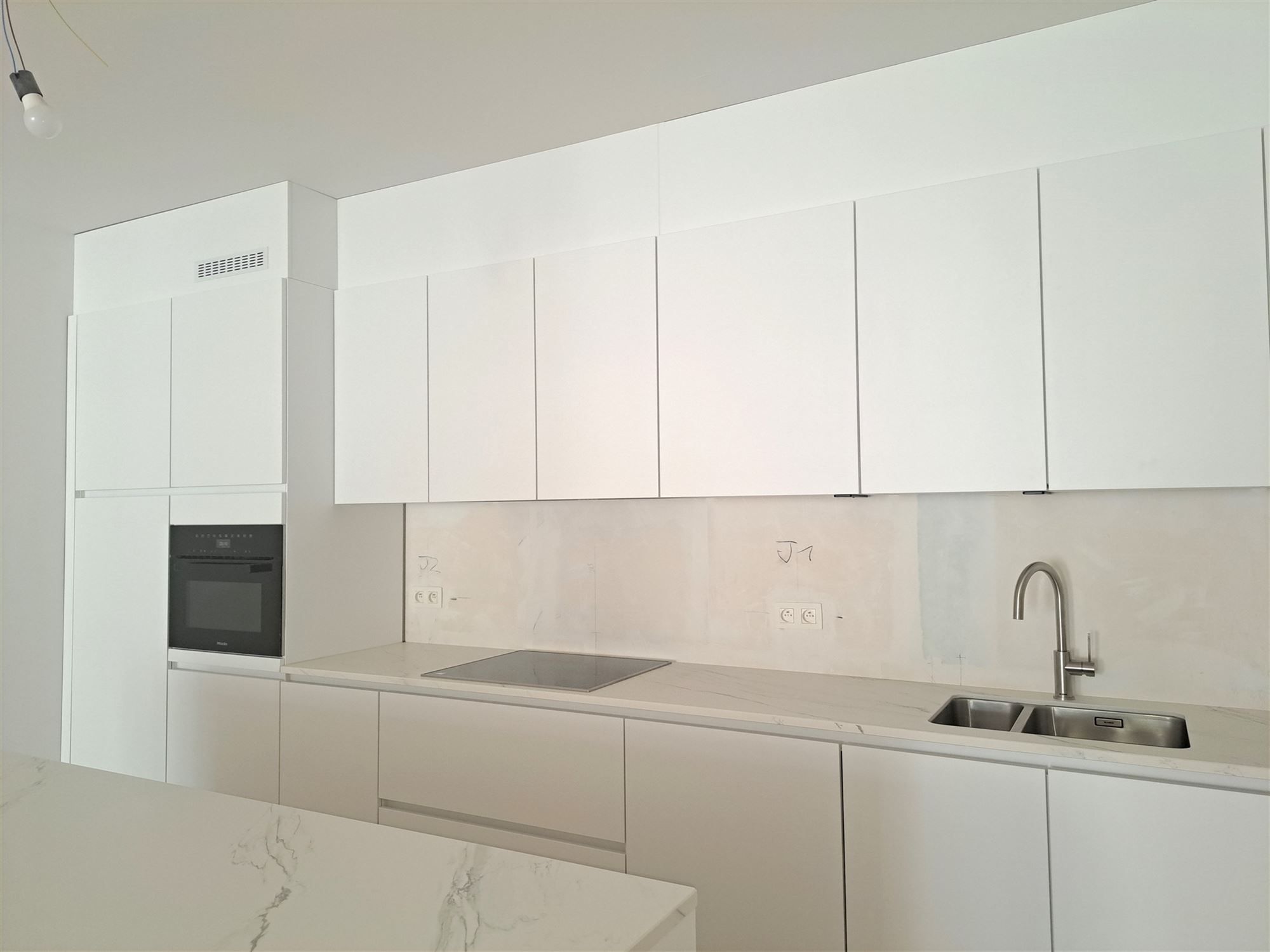 Ontdek dit moderne appartement met een luxueuze afwerking en mooi design. 2 slaapkamers met elk hun badkamer. En met ondergrondse parking. foto 10