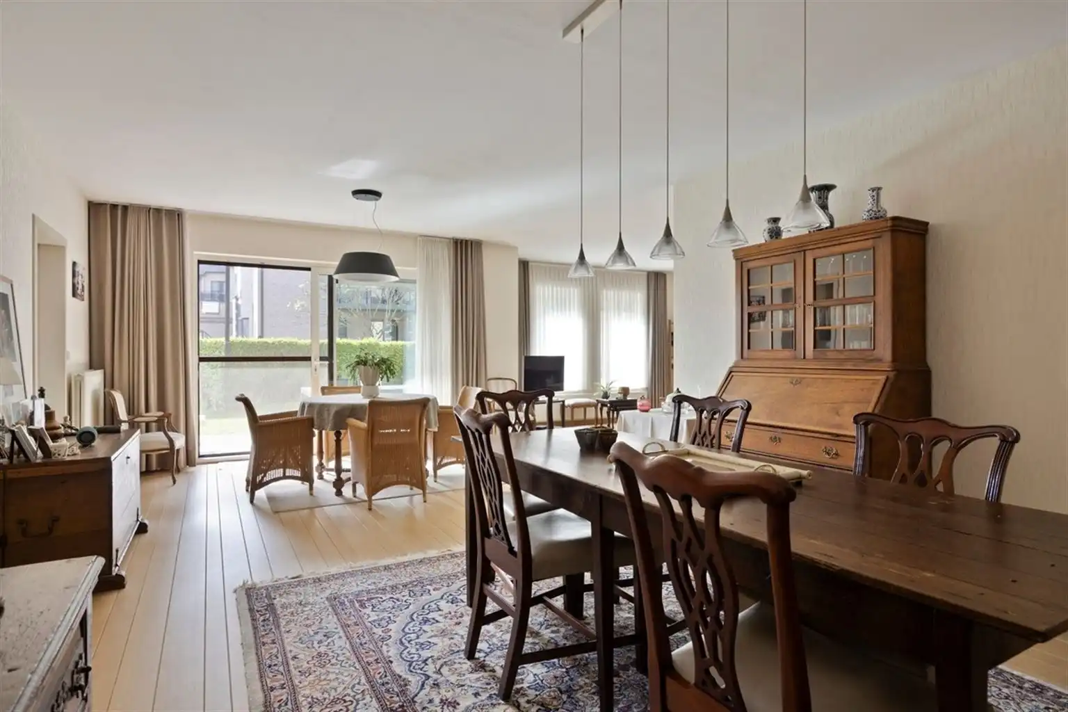 Uitzonderlijk ruim, gelijkvloers 2-slaapkamer appartement met terras en tuintje, zonnepanelen en inpandige garagebox gelegen vlakbij het centrum van Maaseik. foto 3