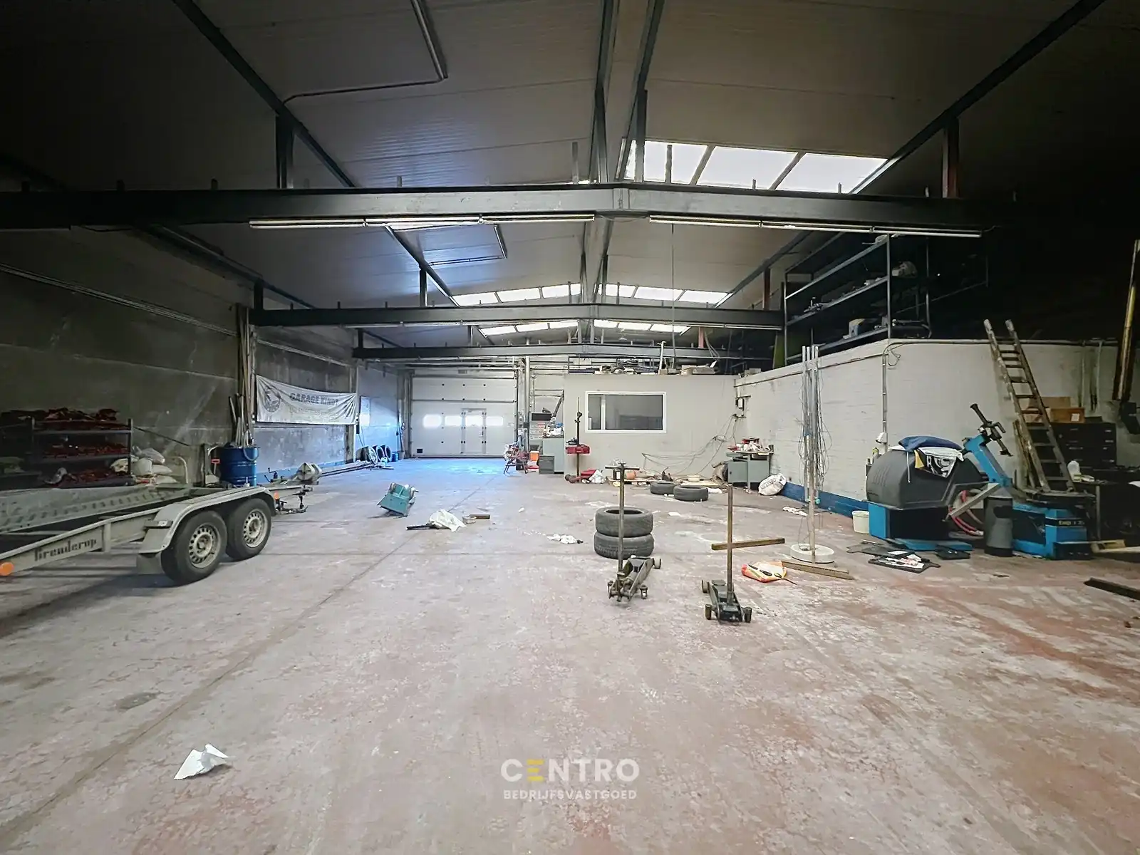 Commercieel gebouw (460m²) met verhard buitenterrein (heden AUTOWERKPLAATS) met uitbreidingsmogelijkheden en VEEL PASSAGE ! foto 12