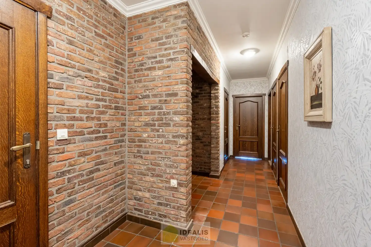 IDEALIS VASTGOED – RUIM APPARTEMENT MET TERRAS VAN CA.35M² EN PRIVATIEVE GARAGE IN HARTJE LOMMEL! Dit ruime appartement met een netto bewoonbare oppervlakte van ca.101m² bevindt zich op de 1e verdieping. Het appartement is vlot bereikbaar via de trappenzaal. Een naar eigen smaak op te frissen, goed ingedeeld en lichtrijk appartement met 2 slaapkamers, ruim terras en privatieve garage met sectionale poort! Zeker het bezoeken waard!! foto 9