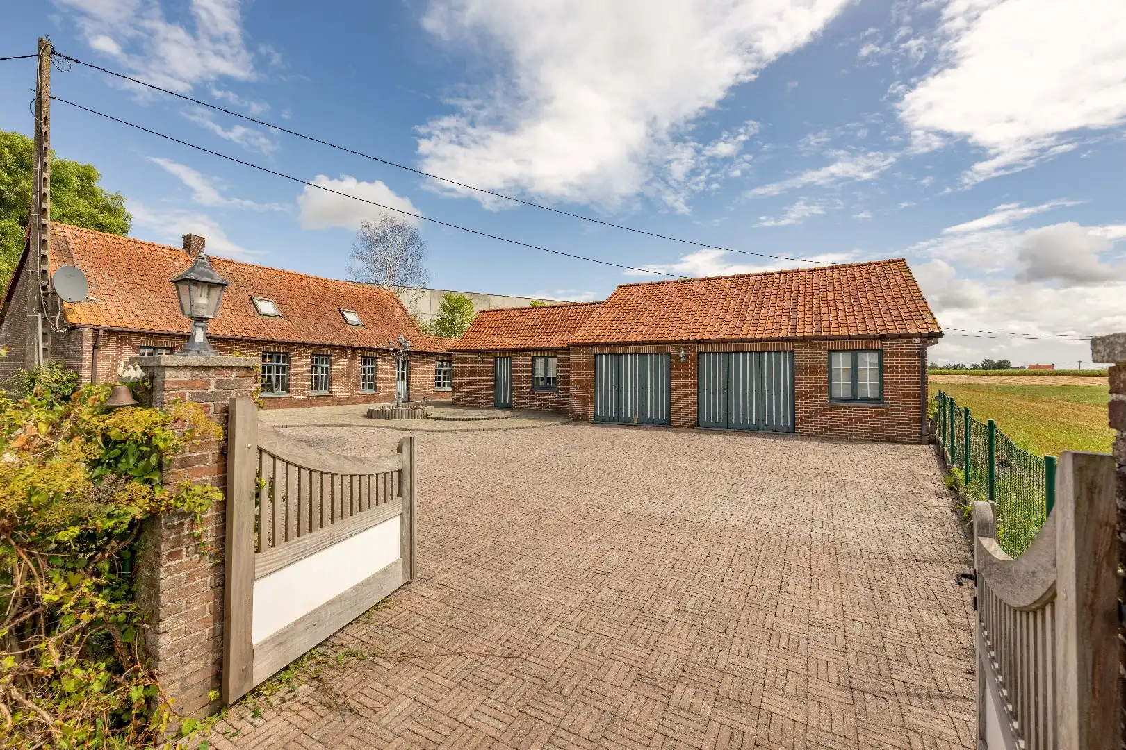 CHARMANTE ALLEENSTAANDE WONING MET BIJGEBOUWEN EN WEILAND  foto 3