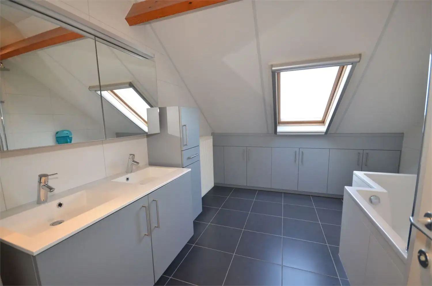 !! GELIEVE U PER MAIL AAN TE MELDEN!! INSTAPKLARE WONING MET EEN KNAPPE LEEFRUIMTE, KEUKEN, EEN  WASPLAATS/BERGING, INPANDINGE GARAGE, 3 RUIME SLAAPKAMERS EEN FIJNE BADKAMER, EEN KNAPPE PRIVATE TUIN MET FIJNE OVERDEKTE ZITPLAATS EN RUIME TUINBERGING IN HET CENTRUM VAN KAULILLE! foto 8