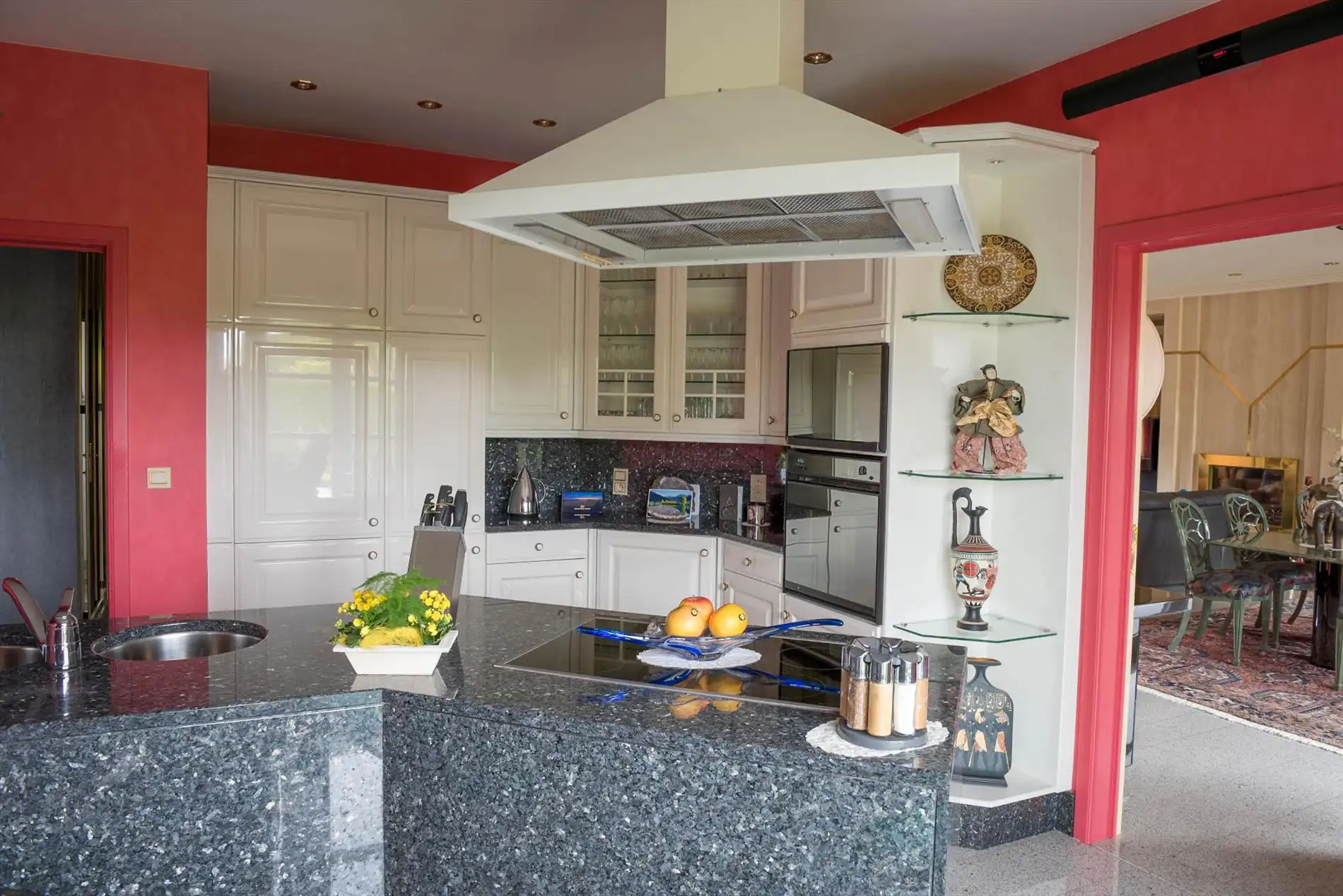 Mooie stijlvilla met kwalitatieve afwerking en zeer verzorgde tuin met oprijlaan. foto 9