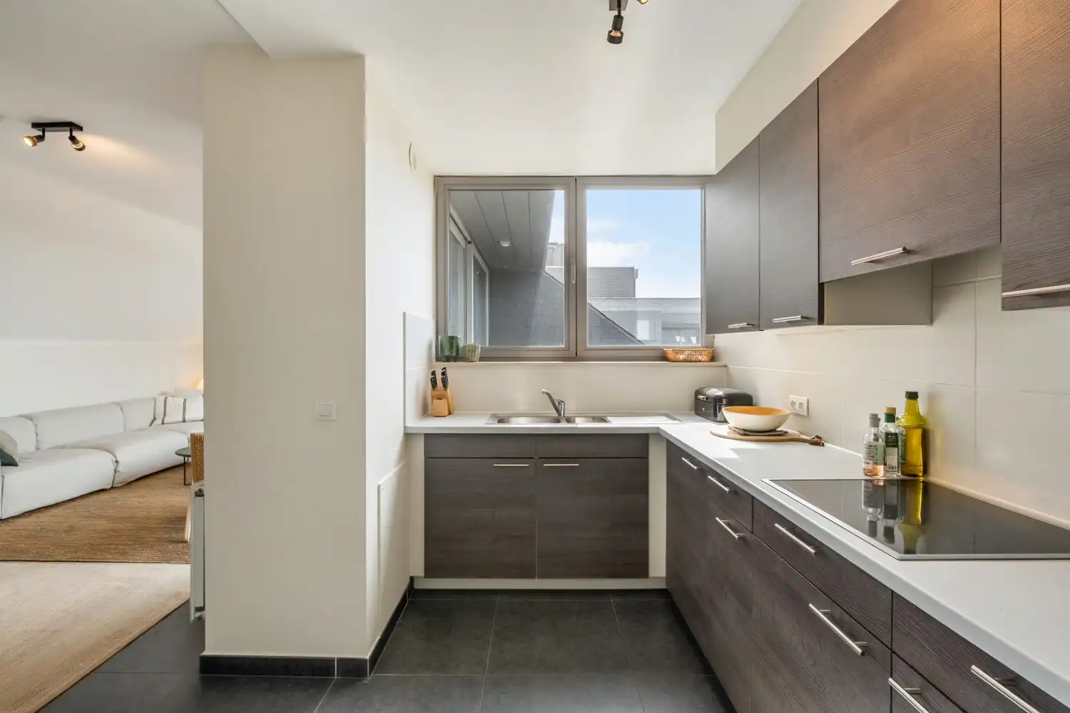 Goed gelegen en lichtrijk appartement met 2 slaapkamers, een terras en een autostaanplaats te centrum Leuven! foto 9