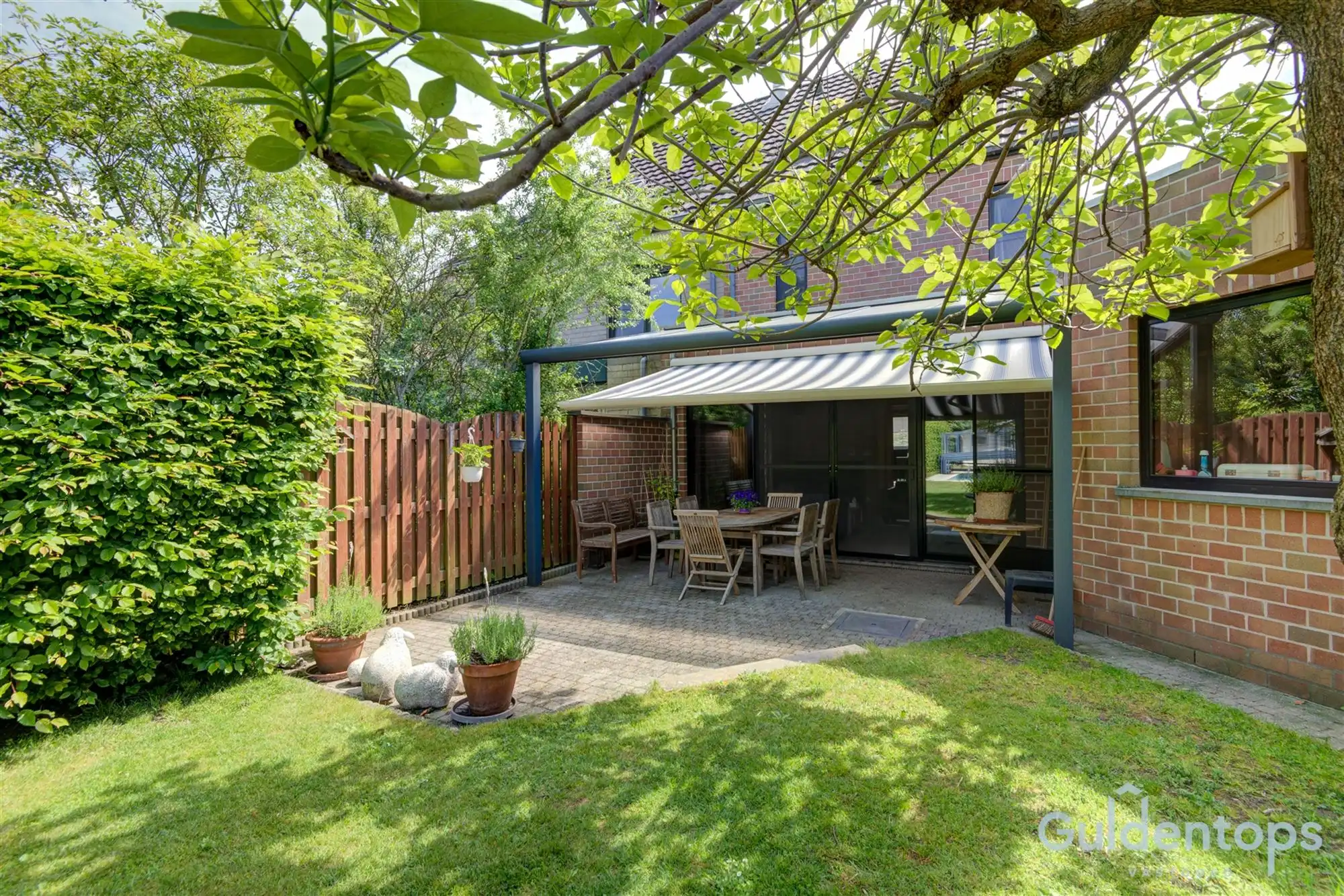 Zeer ruime instapklare half open woning met zwembad foto 27