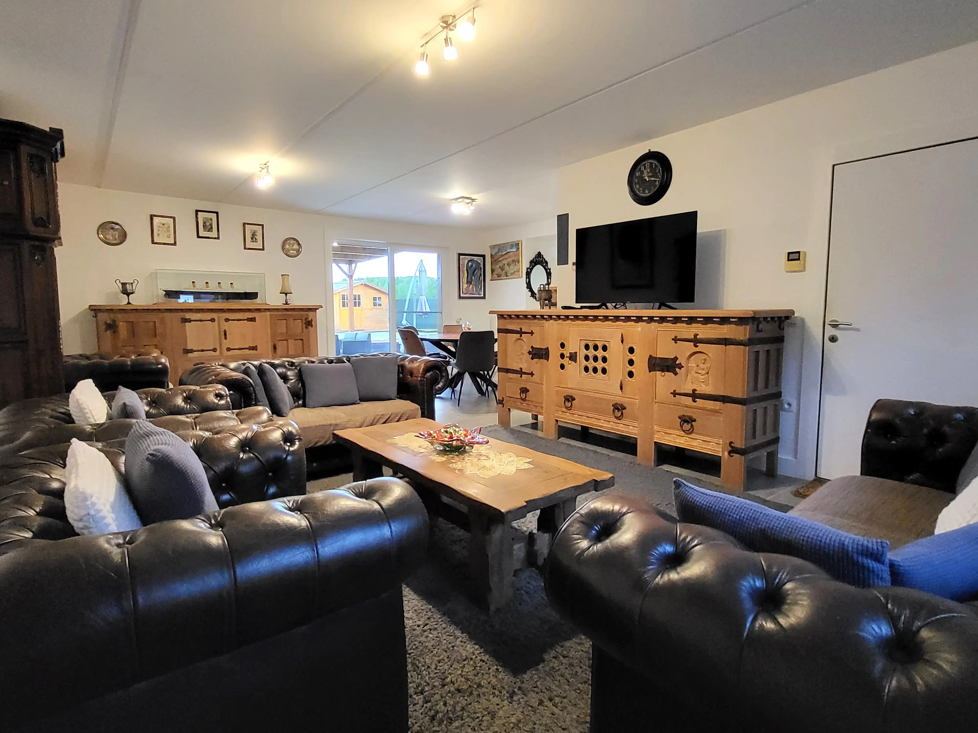 In het landelijke Roborst, een deelgemeente van Zwalm in de prachtige Vlaamse Ardennen, bevindt zich deze ruime en volledig gerenoveerde woning op een perceel van 1.143 m².  foto 9