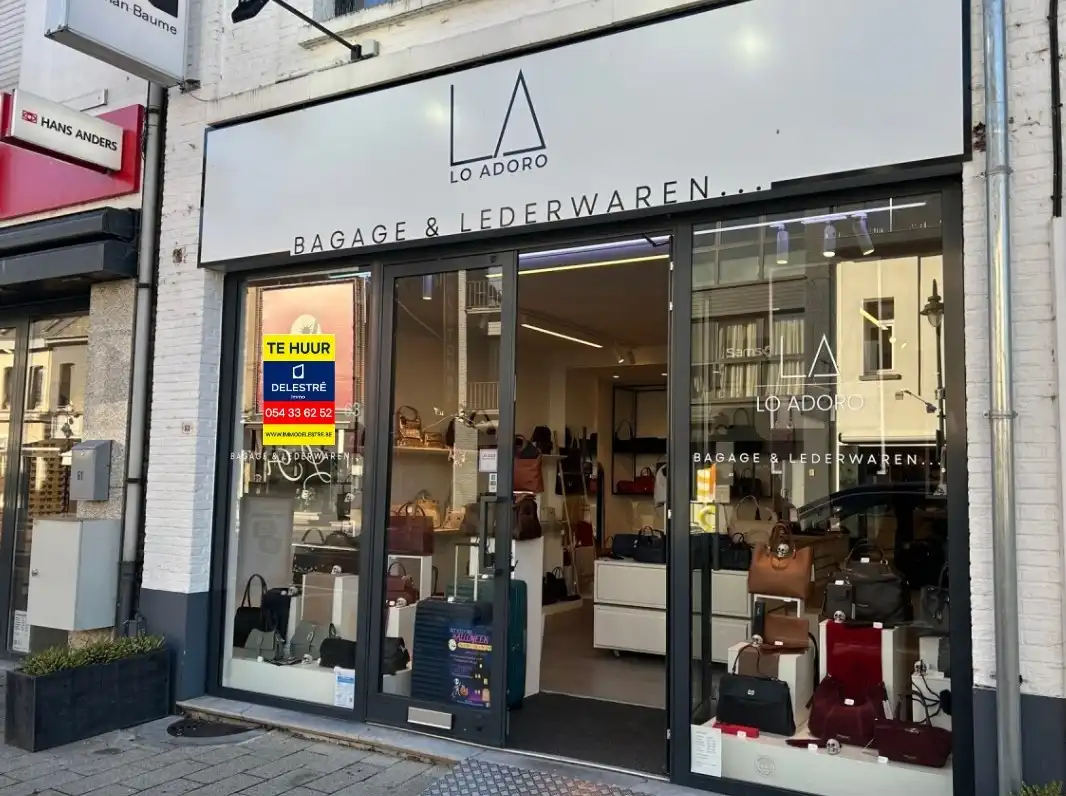 Volledig gerenoveerd commercieel gelijkvloers in het hart van Heist-op-den-Berg foto {{pictureIndex}}