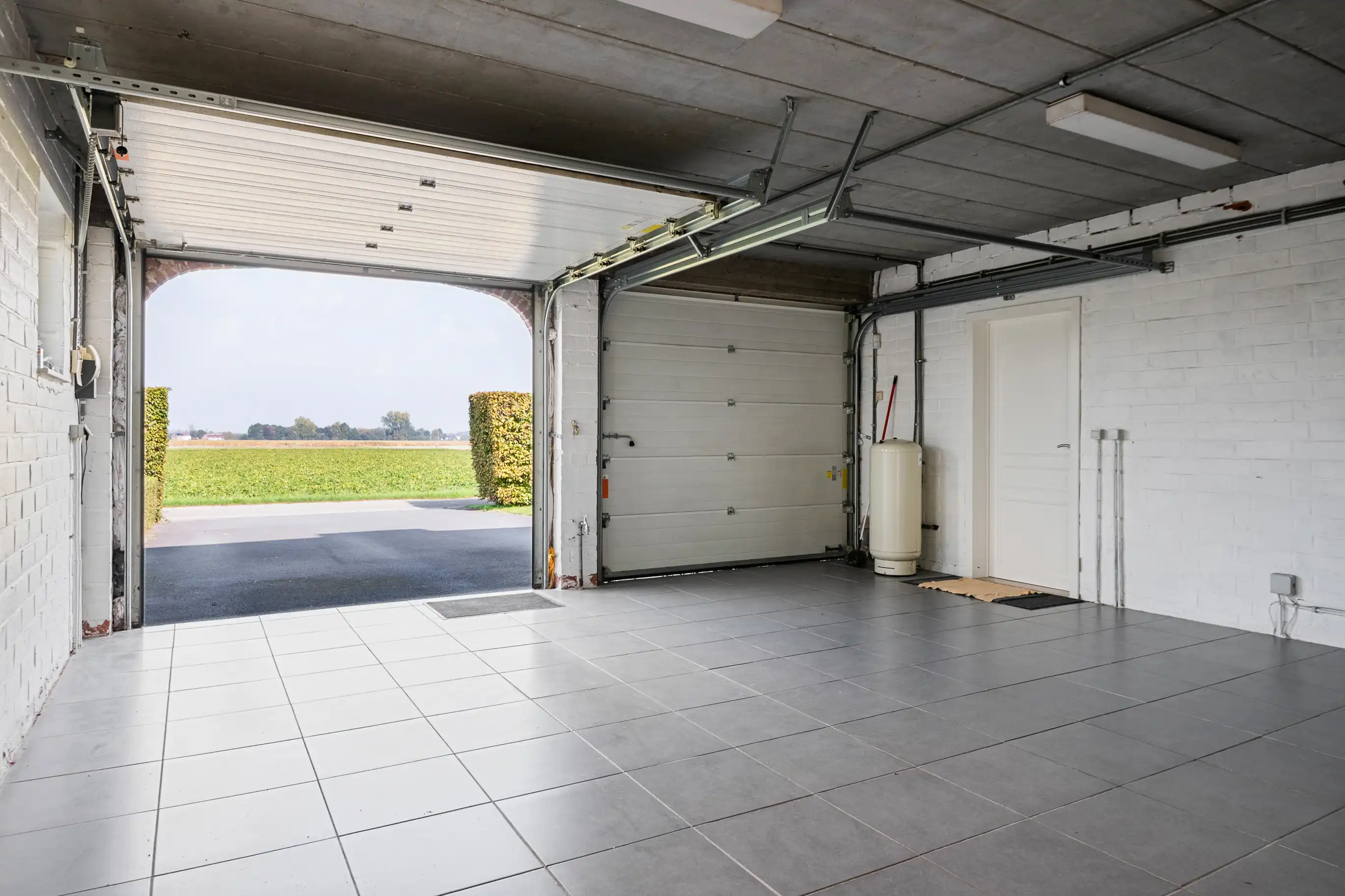 Tijdloze landbouwwoning met drie loodsen foto 18