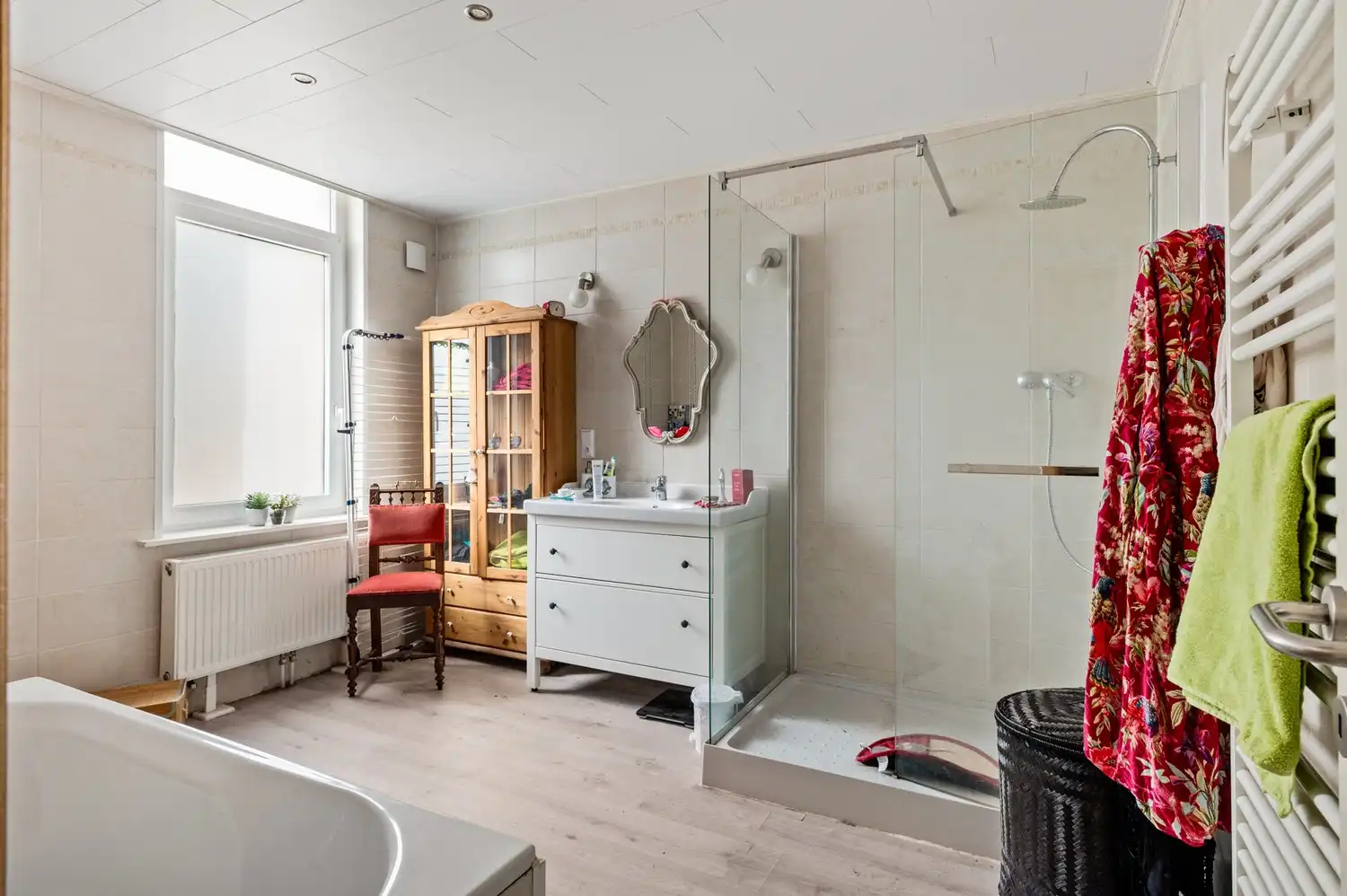 Deels te renoveren rijwoning met 3 slaapkamers, tuin en veel potentieel in Merksem! foto 2