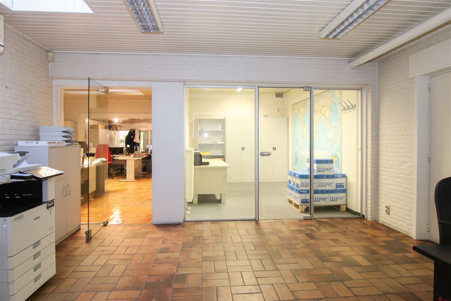 bedrijfsgebouw met kantoren foto 9