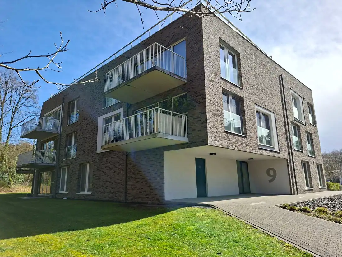 Modern en stijlvol gelijkvloers appartement net buiten Genk centrum foto {{pictureIndex}}