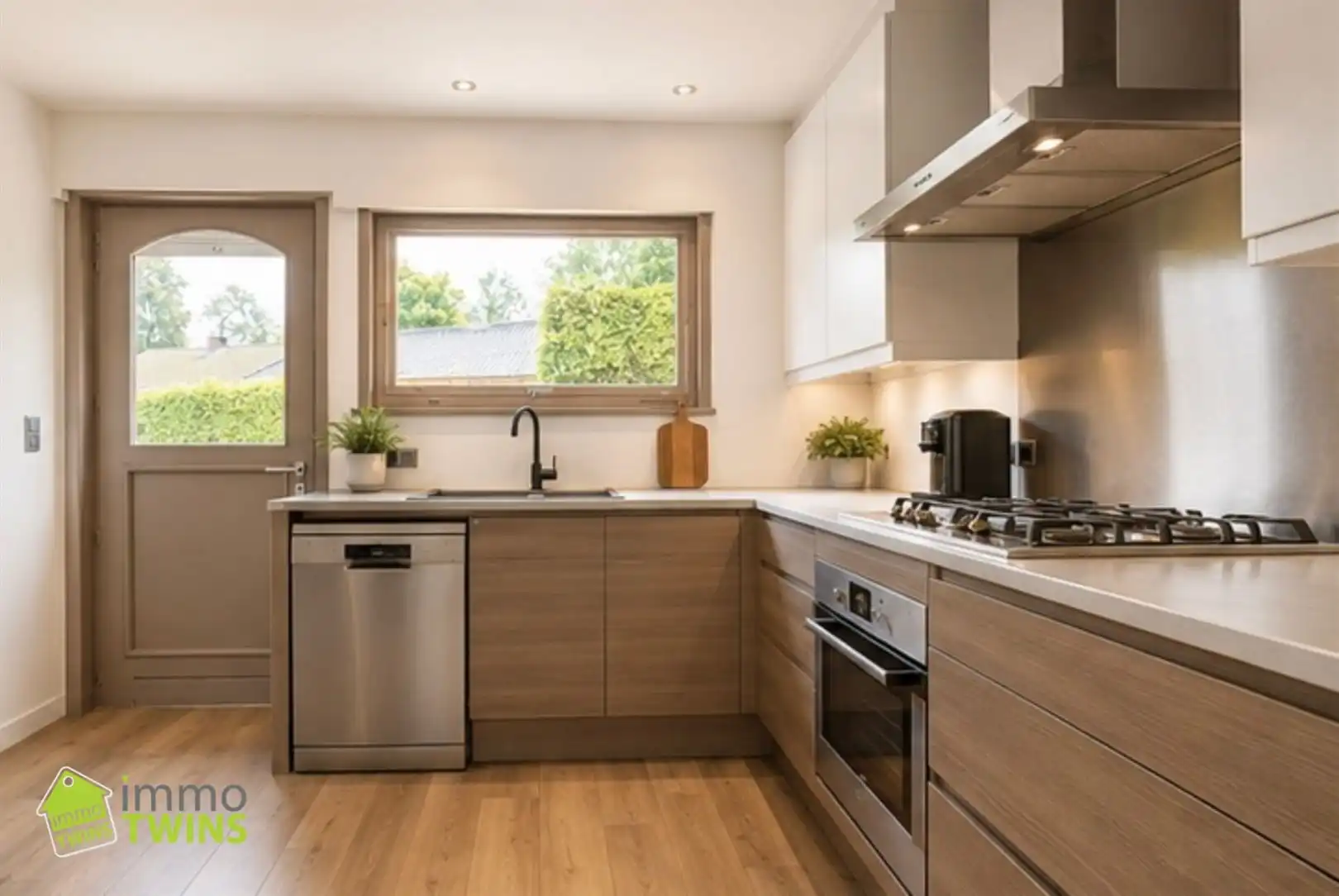 Uitzonderlijk ruime en veelzijdige praktijkwoning / cohousing met tal van mogelijkheden foto 9