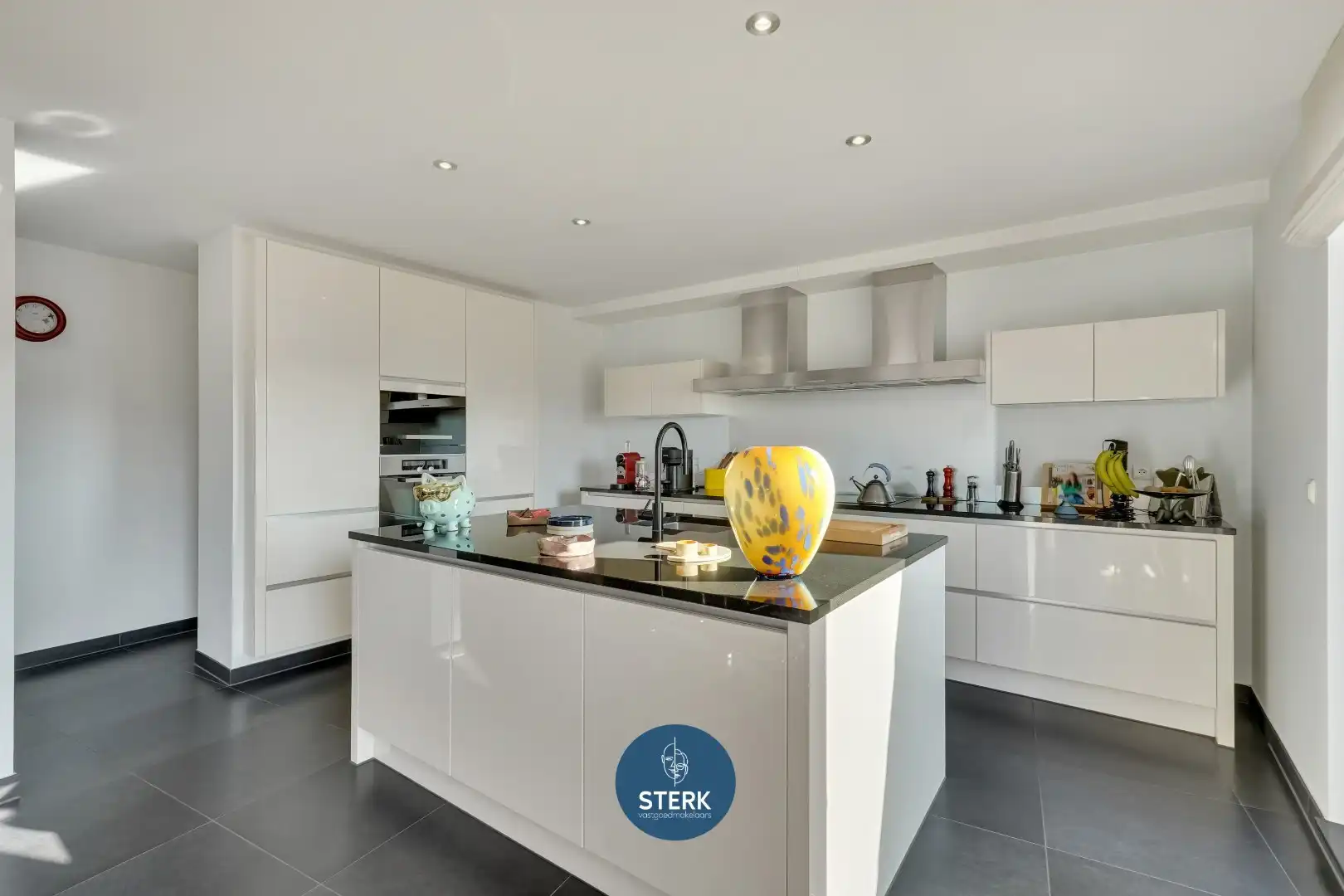 RIANTE DUPLEX MET 5 SLPKS, 2 BADKAMERS EN DUBBELE GARAGE IN CENTRUM LANAKEN ! foto 12