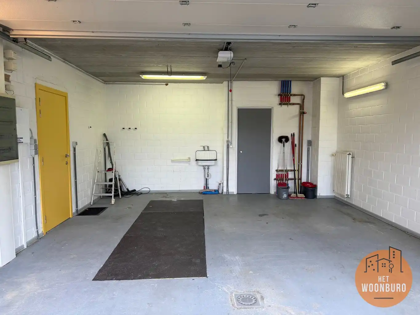 Woning halfopen bebouwing met garage, ruime kelder en tuin foto 17