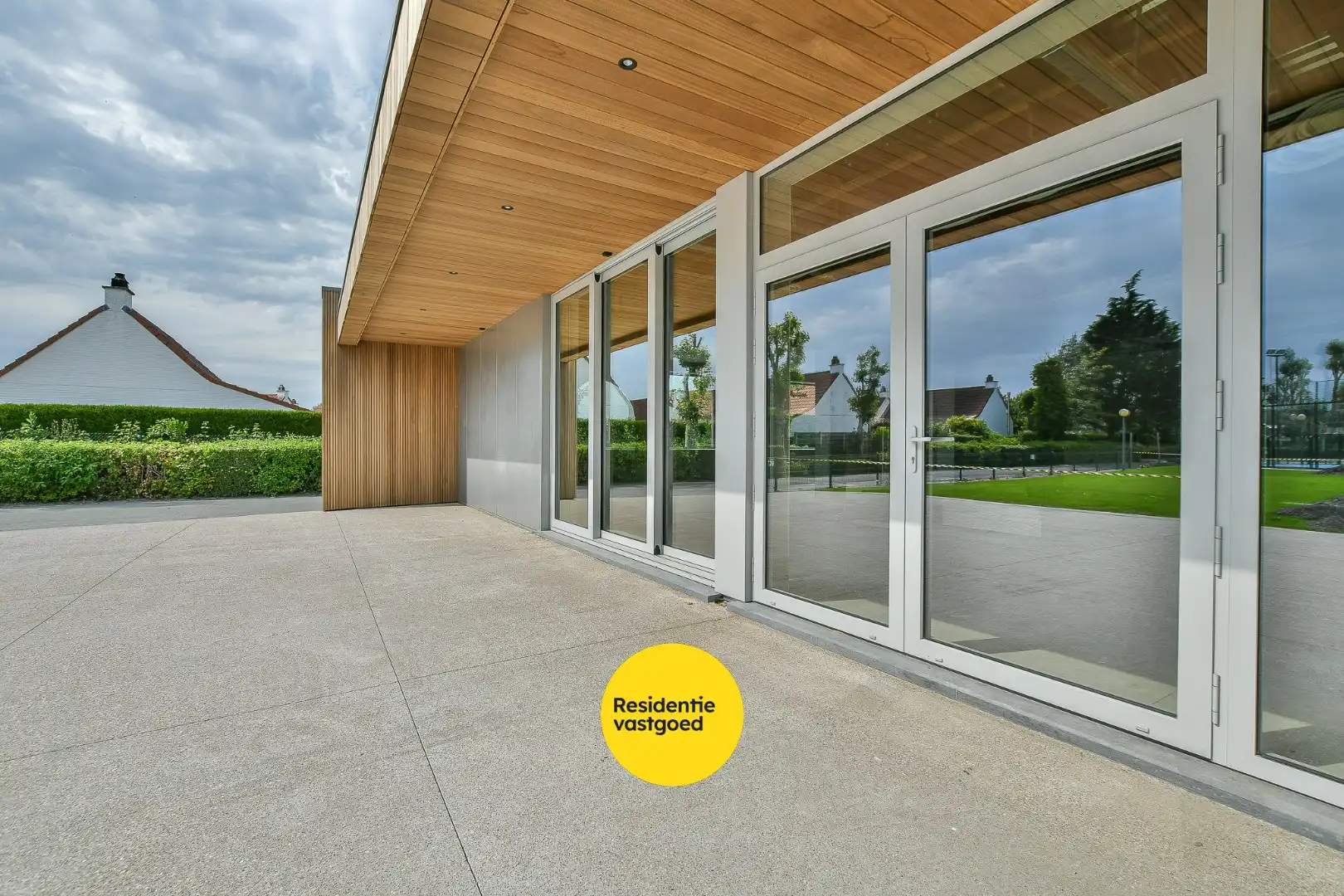 Unieke opportuniteit: horecazaak met 3 padelterreinen, terrassen en tuin te huur! foto 4