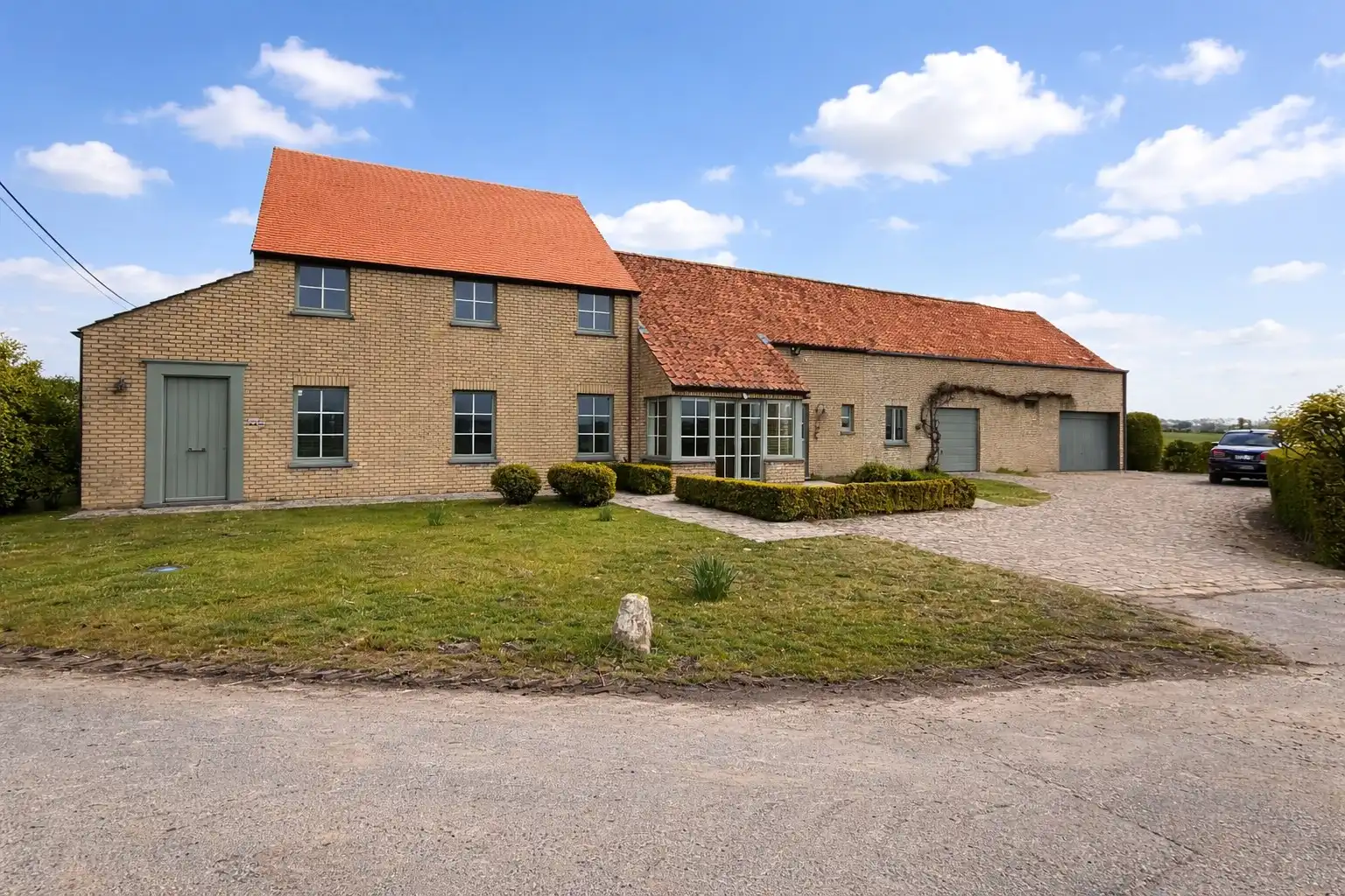 Fermette met atelierruimte/opslagruimte op prachtige locatie foto {{pictureIndex}}
