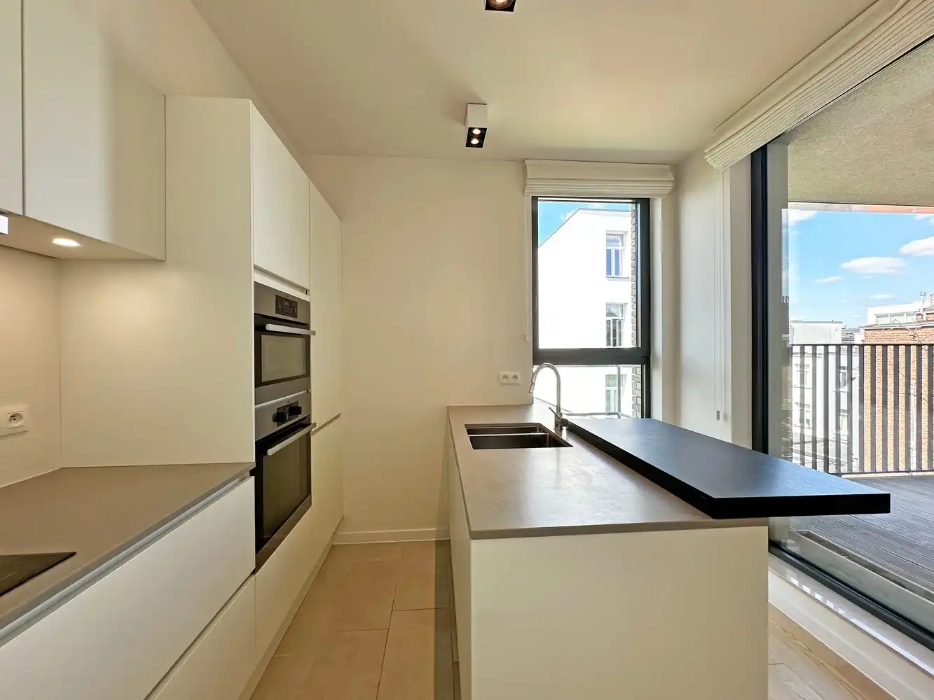 2 slaapkamer appartement met 2 terrassen en staanplaats te Antwerpen foto 3