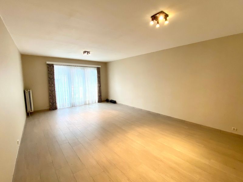 Centraal gelegen appartement met 2 kamers, kelder en garage foto 4