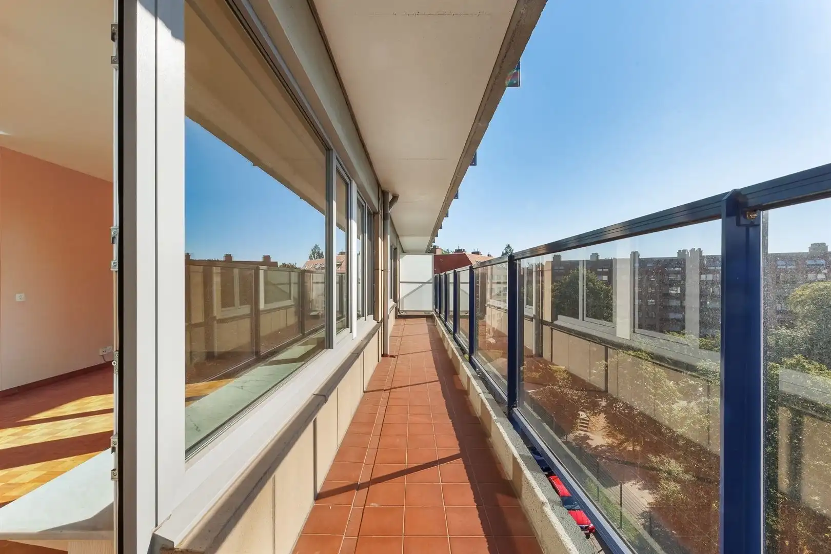 Lichtrijk appartement met panoramisch uitzicht, groot terras en parking foto 13