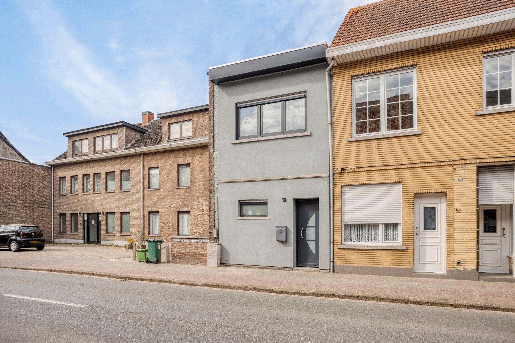 Charmante woning met ruime tuin, zwembad en garage. foto 3