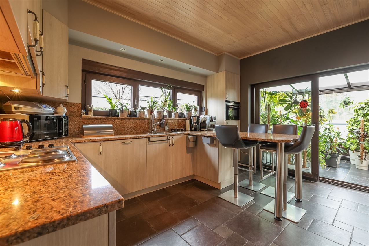 Rustig gelegen woning met weiland en stallen foto 6