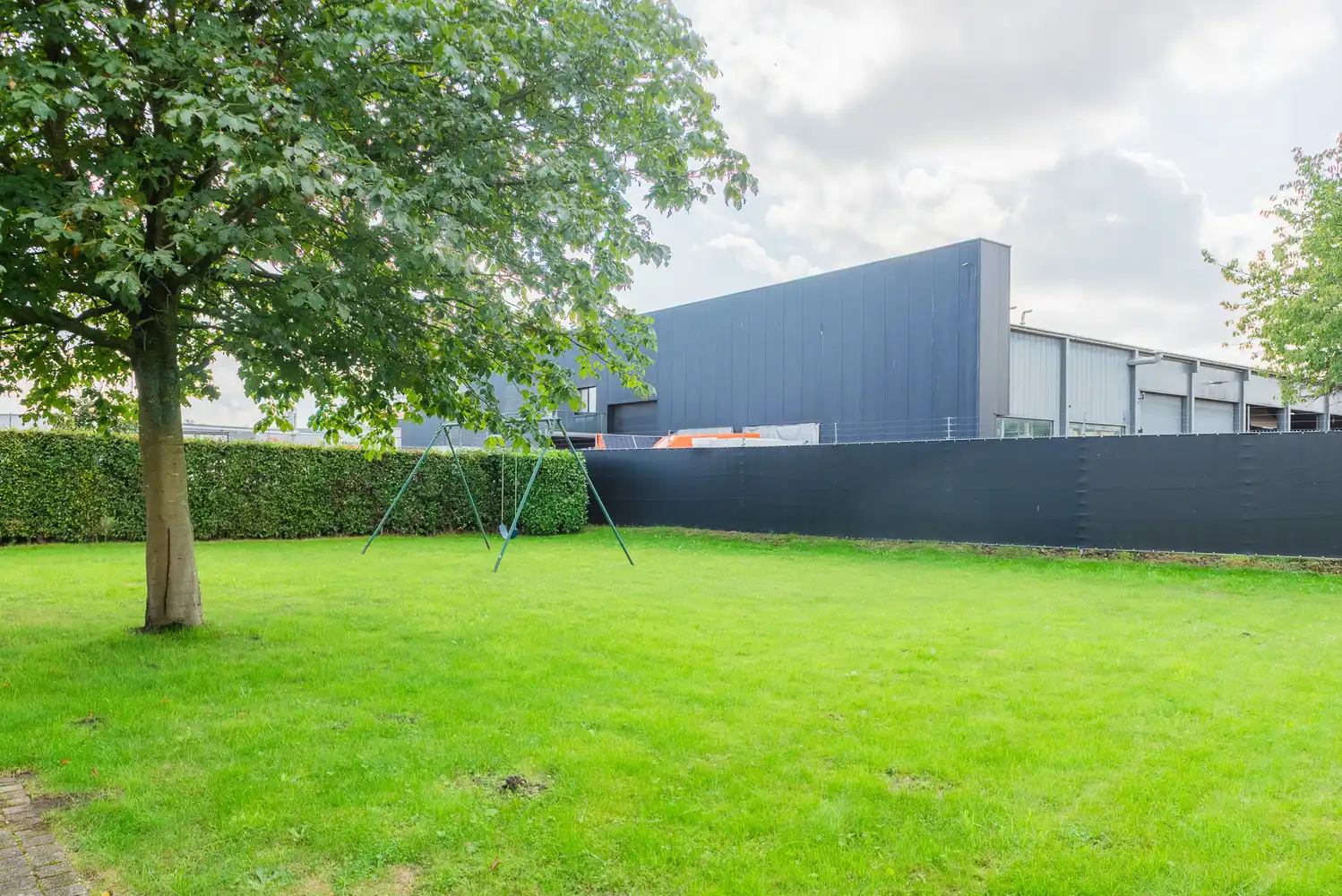 Charmante woning met 6 slaapkamers, garage en gezellige tuin op 695 m² foto 31