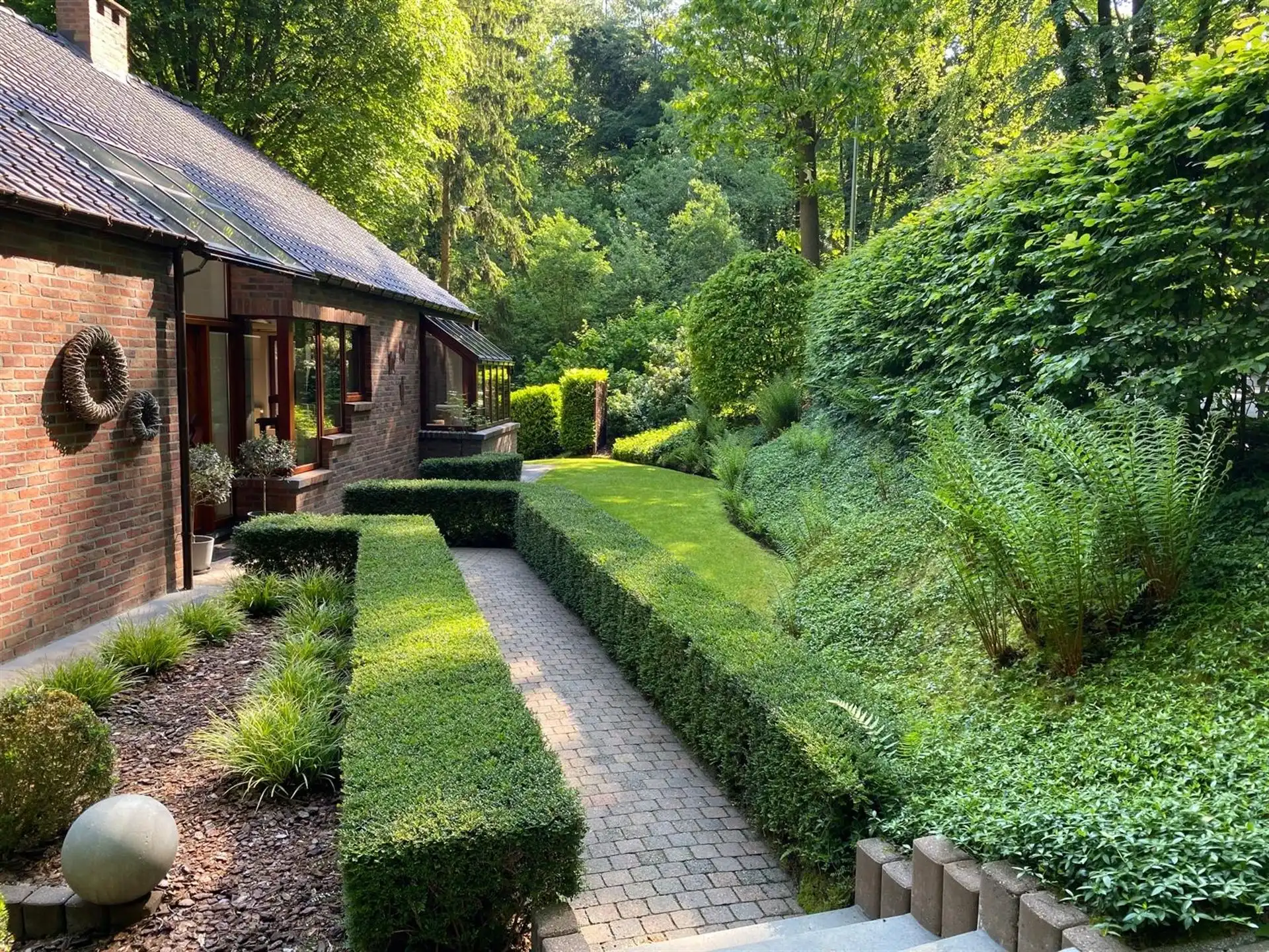 Villa gelegen in een prachtig bebost kader, zeer rustig gelegen, 3 tot 5 slaapkamers, zeer grote kelder. foto 2