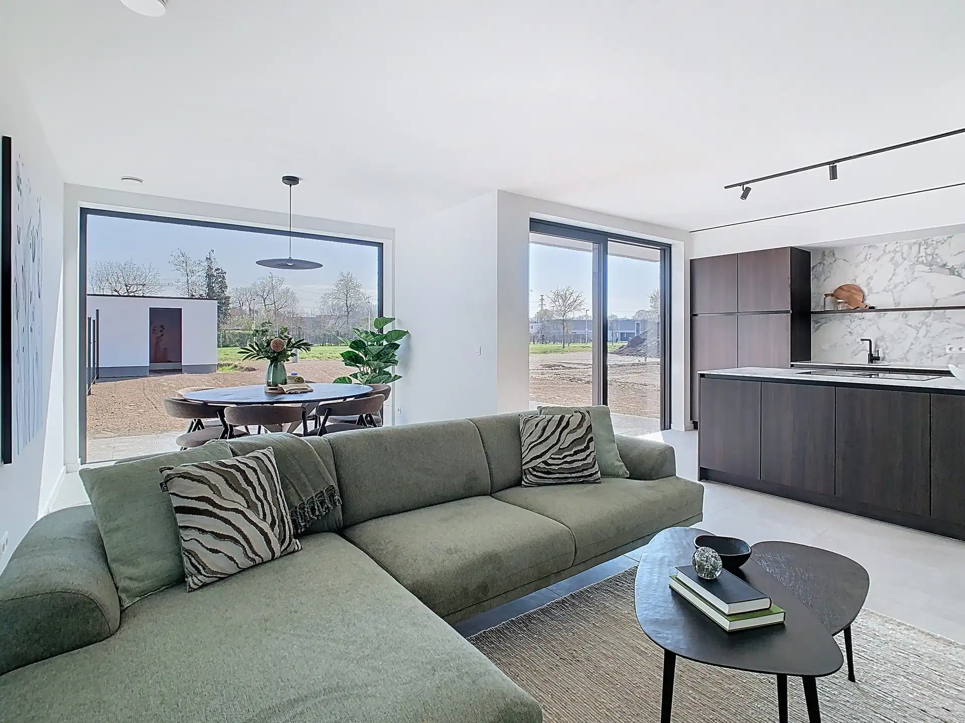 Moderne halfopen gezinswoning met 3 slaapkamers, ruime tuin en garage foto {{pictureIndex}}