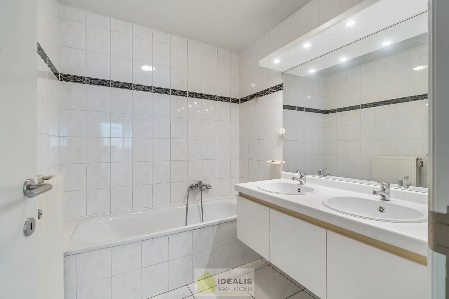 IDEALIS VASTGOED – Handelsruimte/showroom met 2 appartementen gelegen op een perceel van 6a 47ca op een commerciële zichtlocatie op het ‘Lindel’. foto 16