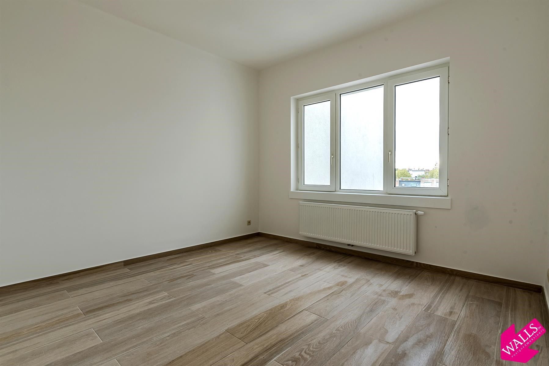 Ruim en volledig gerenoveerd appartement met terras foto 7