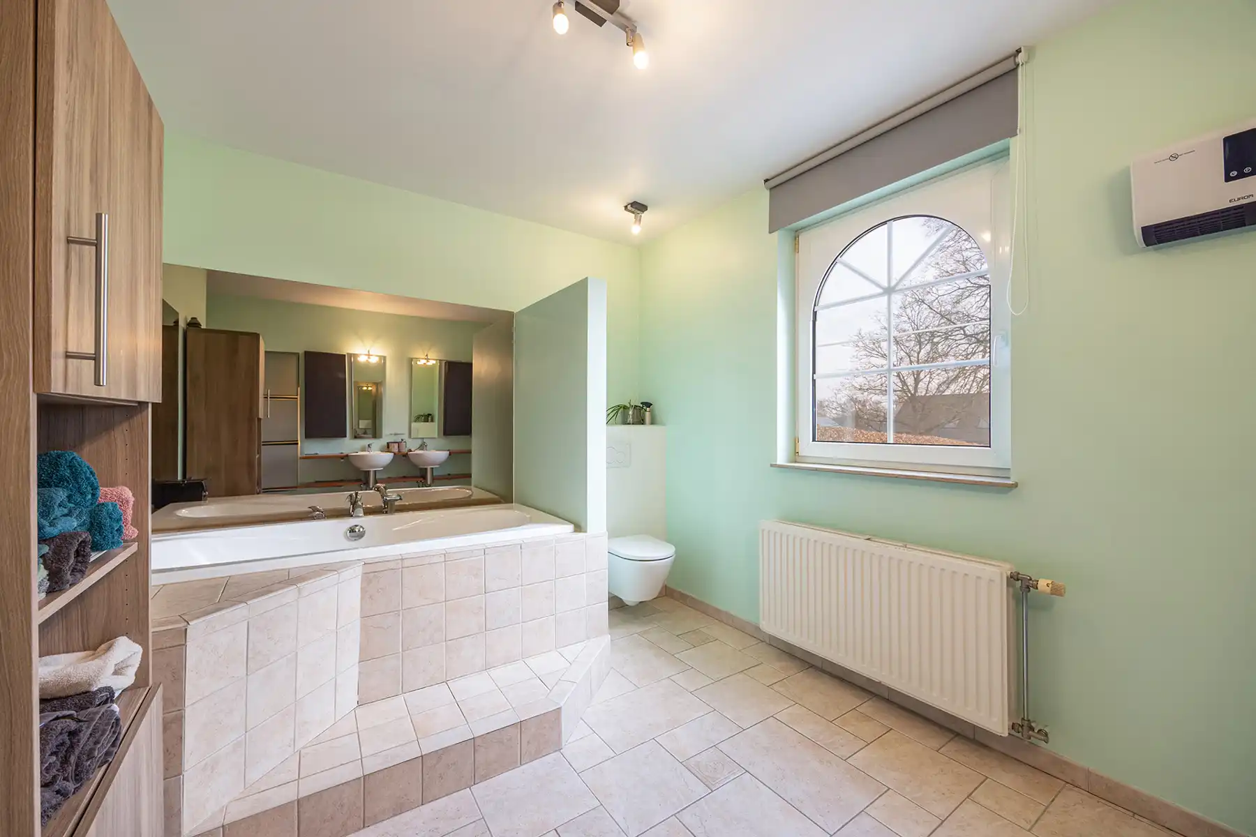 INSTAPKLARE, RIANTE GEZINSWONING MET 5 SLAAPKAMERS,  RUIMTE VOOR VRIJ BEROEP, INPANDIGE GARAGE IN KELDER EN GUNSTIG EPC OP PERCEEL VAN 11A30CA TE OUDSBERGEN foto 9