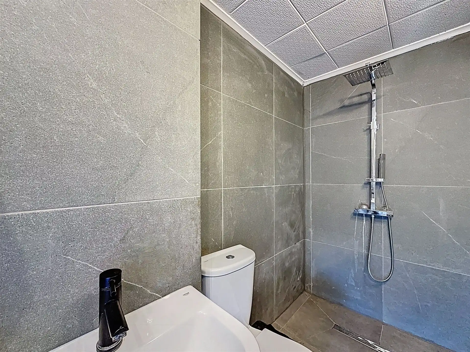 Ruime gezinswoning met 4 slaapkamers en 3 badkamers op perceel van 646m²! foto 12